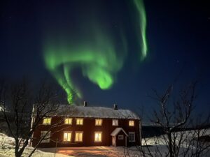 Auroras boreales sobre nuestra casa en Noruega